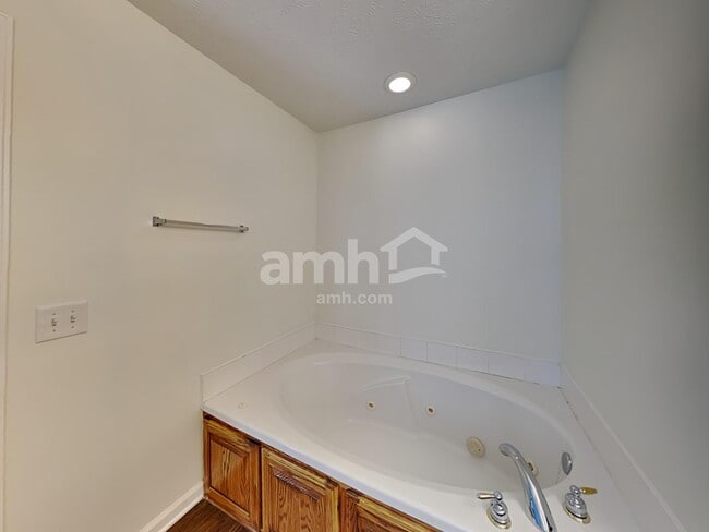 Building Photo - 204 Creekwood Dr