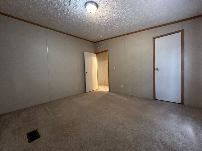 Building Photo - Spacious 4 bedroom/2 bath home for rent - ...