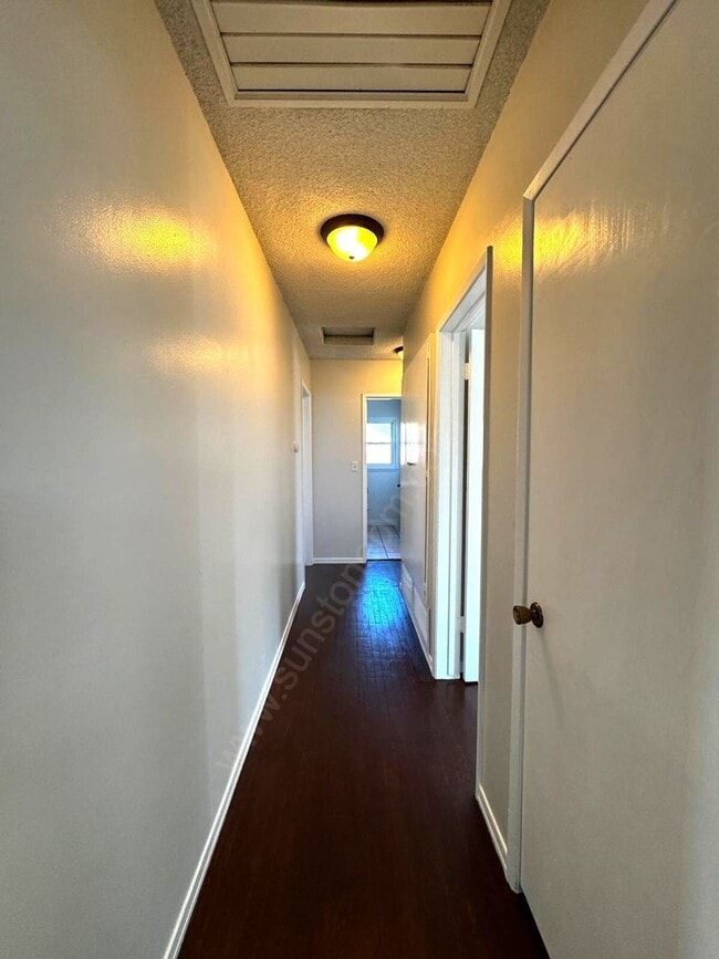 Building Photo - Stunning 3 Bedroom, 2 Bathroom Home on a L...