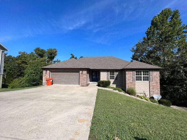 Building Photo - Spacious 5 Bedroom with 2nd Kitchen