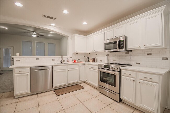 Building Photo - 4828 Holly Berry Dr