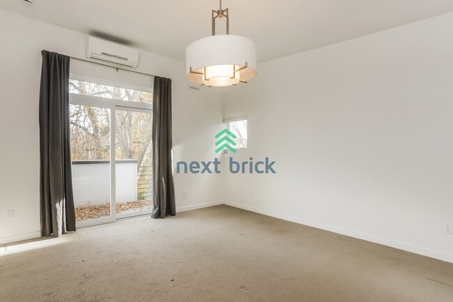 Building Photo - A beautiful 3 bed and 2 bathroom house for rent