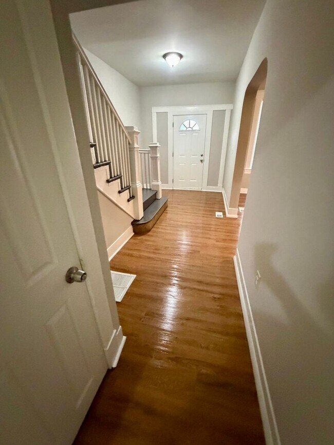 Building Photo - Large Wolcott Home Rent Ready