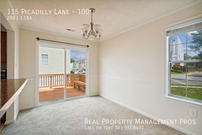 Building Photo - Spacious 3-Story End-Unit Townhome in Prim...
