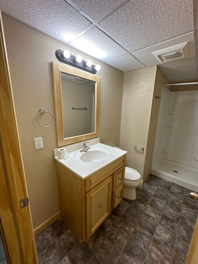 Building Photo - EZ - 202 Triplex