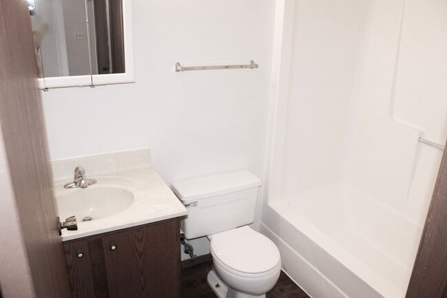 Building Photo - 520 N Oak St