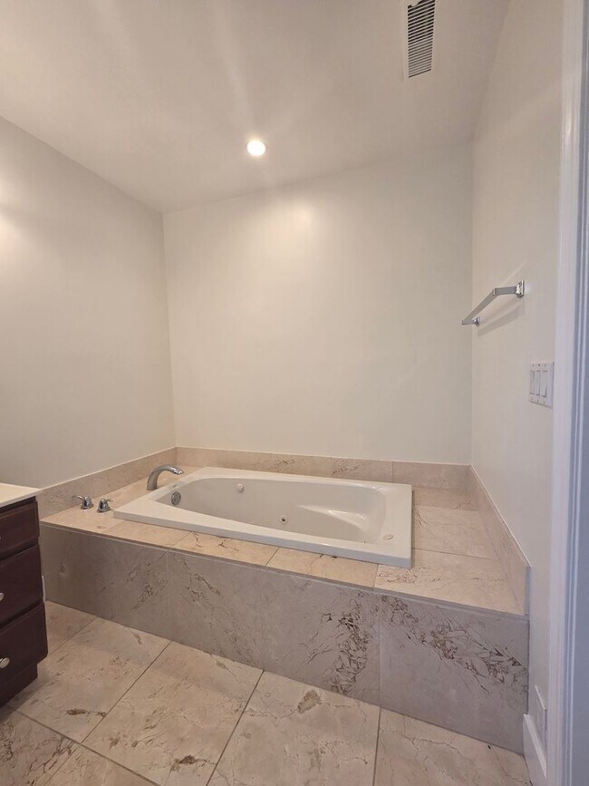 Building Photo - West Side Petaluma Gem- Beautiful 3 bedroom 2 bathroom