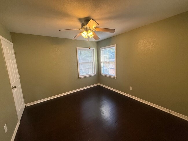 Building Photo - 2 bedroom 2 bathroom house 76116