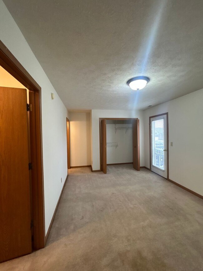 Building Photo - 3 Bedroom Townhome