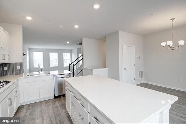 Building Photo - 470 Tiller St