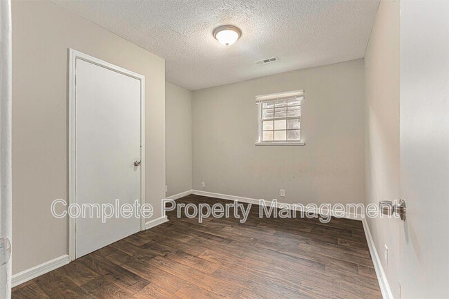 Building Photo - 3729 Maple Ave SW