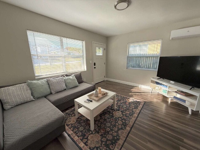 Building Photo - 305 S Lincoln Ave