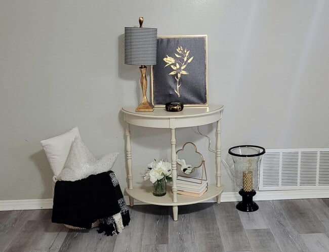 Building Photo - 3 bed room home for rent in Moore!  2 baths, 2 car garage with fenced yard near Santa Fe and SW 4...