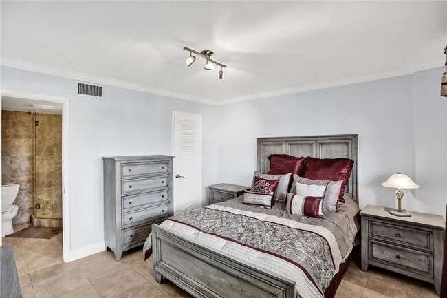 Building Photo - 1160 Hillsboro Mile Unit 904