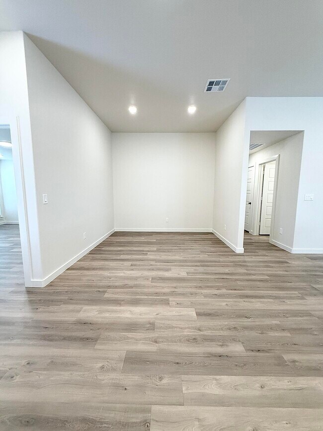 Building Photo - 2501 Kenwood Ave