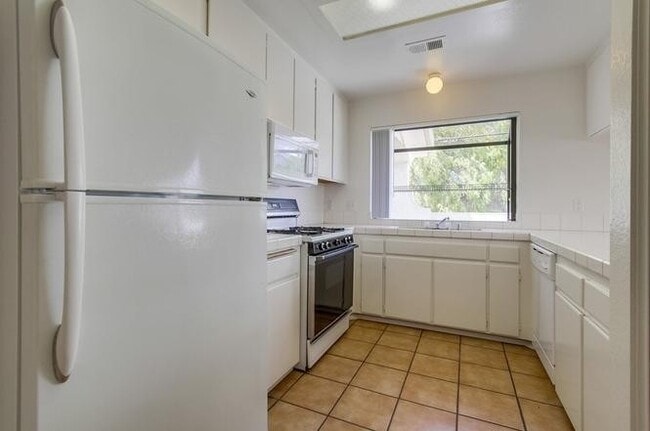 Building Photo - 3BD/3BA Townhome Available in Pacific Beach! ***Get a discounted price for $4,400 if you move in ...