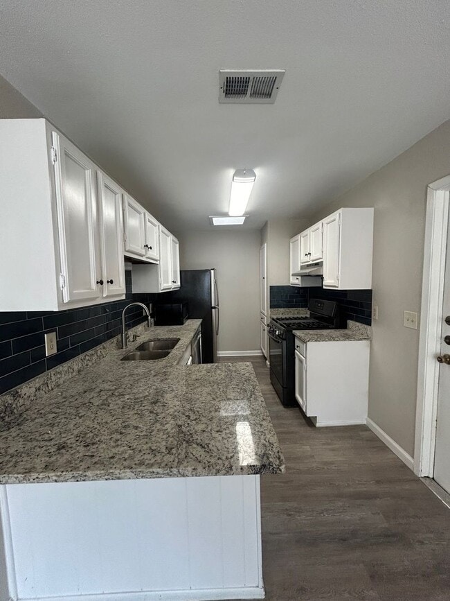 Building Photo - AVAILABLE NOW 3 BD | 2 BA | ATTACHED GARAG...