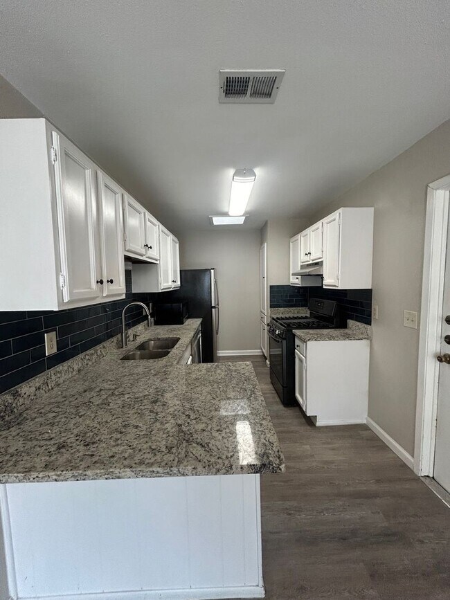 Building Photo - Remodeled 3 Bedroom 2 Bath  with cute back...