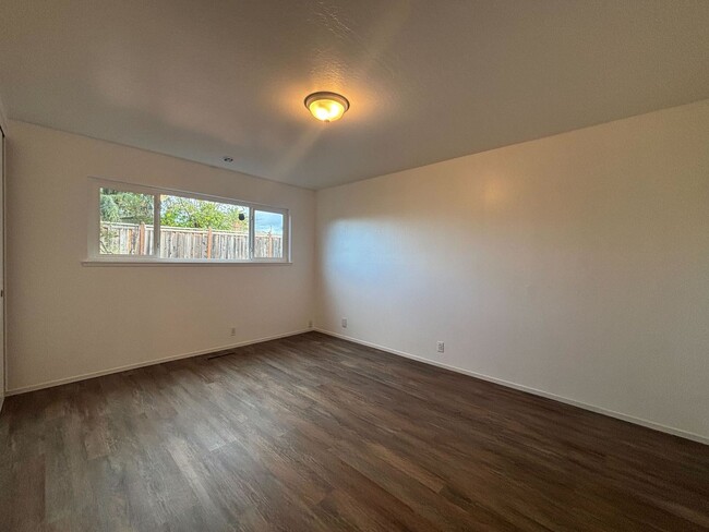 Building Photo - Available now! Charming 3-bedroom, 2-bathr...