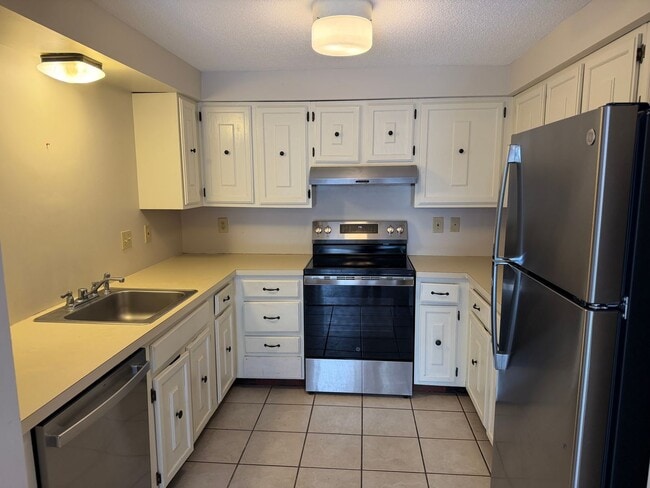 Building Photo - 9-11 Oakview Dr