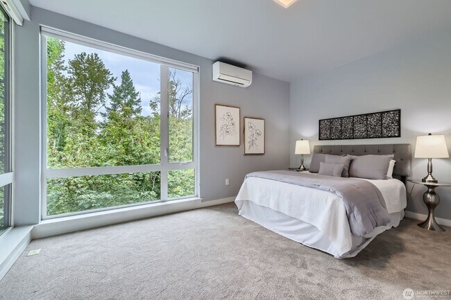 Building Photo - Spacious end-unit 3 bed townhome near Seat...