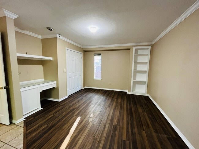 Building Photo - 909 E 13th St