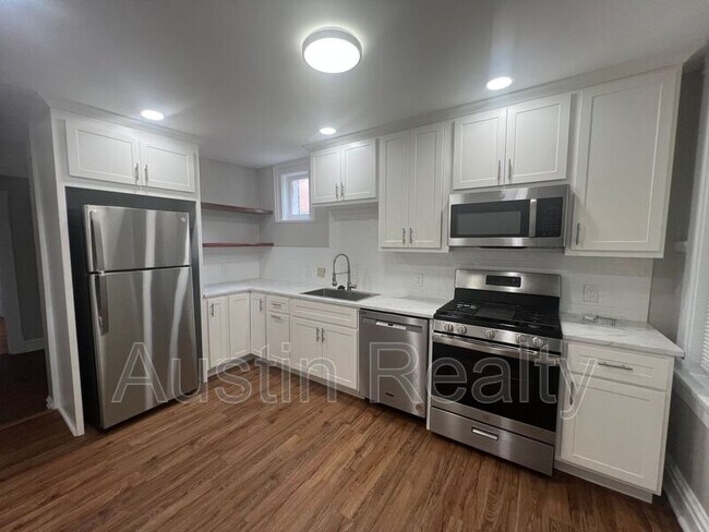 Building Photo - 1018 Commodore Dr