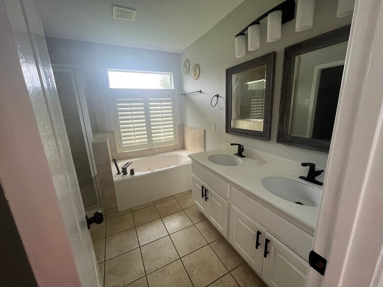 Master Bath - 1903 Fletcher St