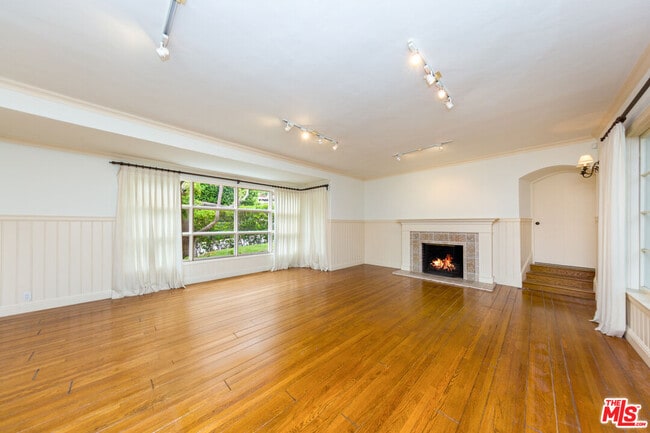 Building Photo - 1290 Sunset Plaza Dr