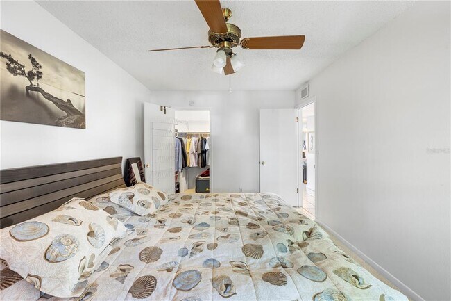 Building Photo - 2525 W Bay Dr