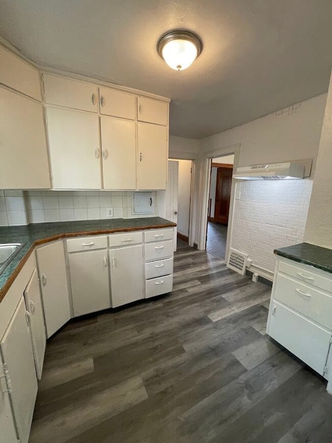 Building Photo - Four bedroom one bathroom home for rent