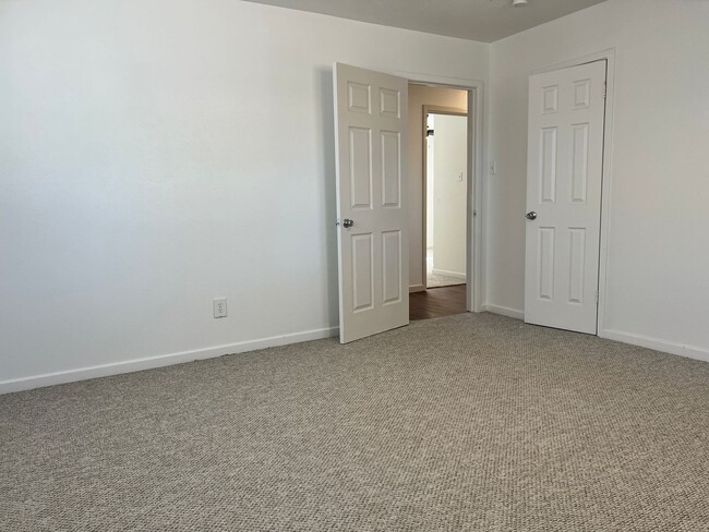 Building Photo - Newly Remodeled 3 bed 2 bath