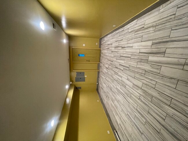 Building Photo - 3341 W Walnut St