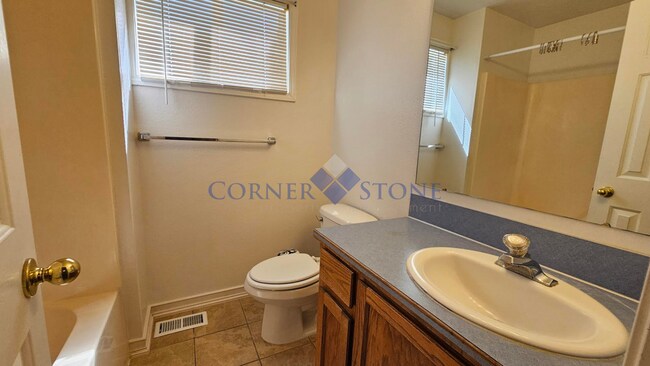 Building Photo - Cozy Nampa Home with Fenced Yard!