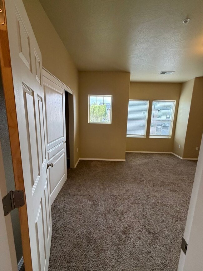 Building Photo - Modern Comfort Meets Easy Living in McKenzie Ridge Estates