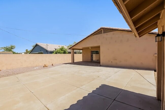 Building Photo - 816 E Ardmore Rd