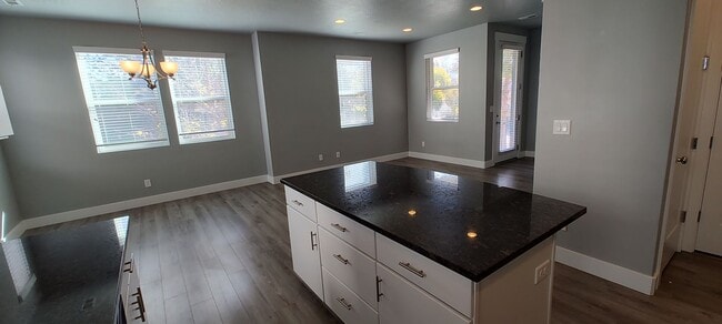 Building Photo - GORGEOUS Downtown Unit!!!