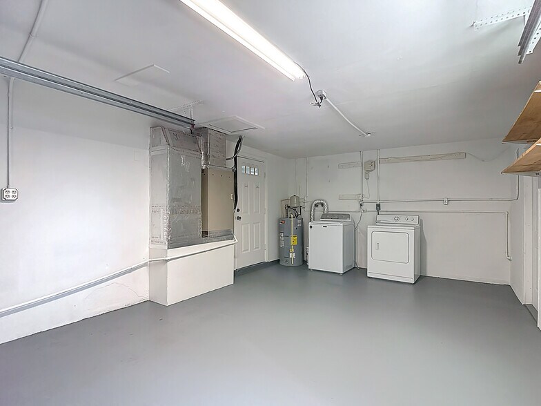 Building Photo - 5711 Pine St