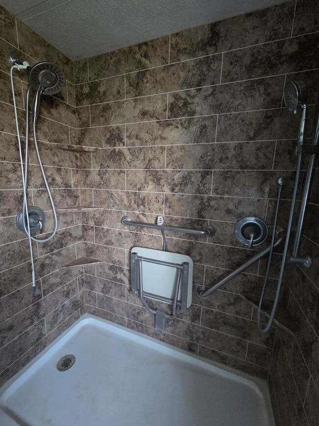 Building Photo - 3 Bed, 1.5 Bath Country-Home on 5 Acres