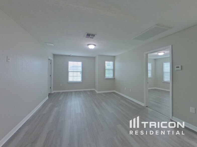 Building Photo - 5263 Villa Rosa Ave