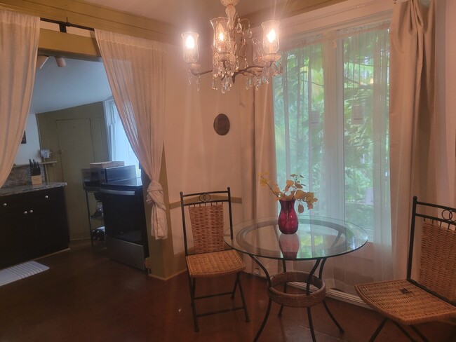 dining area - 3600 N Bay Homes Dr