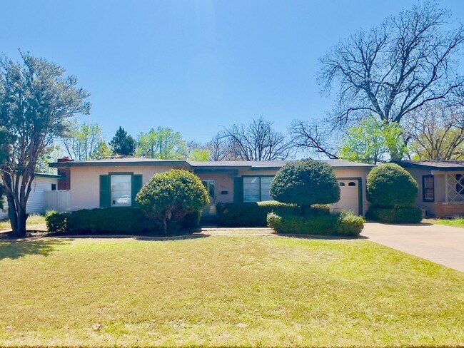 Building Photo - PRE-LEASING for July! Great 3 Bedroom 2 Bathroom Home Near Texas Tech