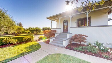Building Photo - Charming 2 bedroom 1.5 bath plus office ho...