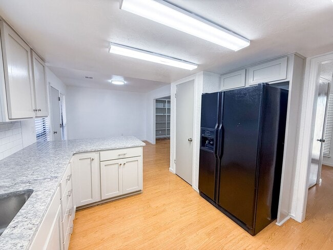 Building Photo - Beautifully Updated 4 Bedroom 2 Bathroom i...