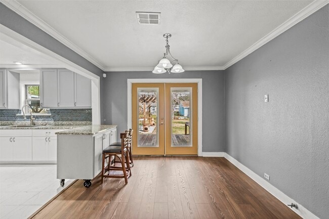 Building Photo - 2406 Oaklawn Dr