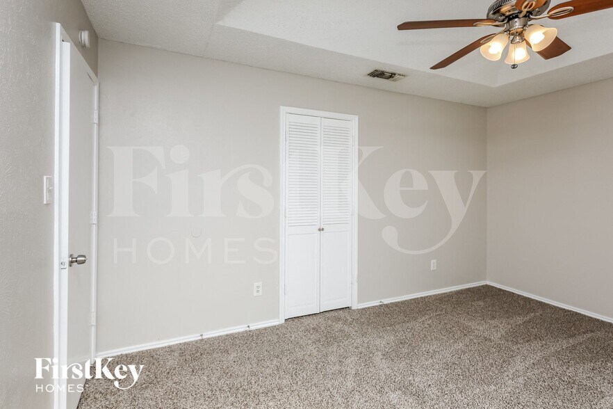 Building Photo - 2525 Butterfield Dr