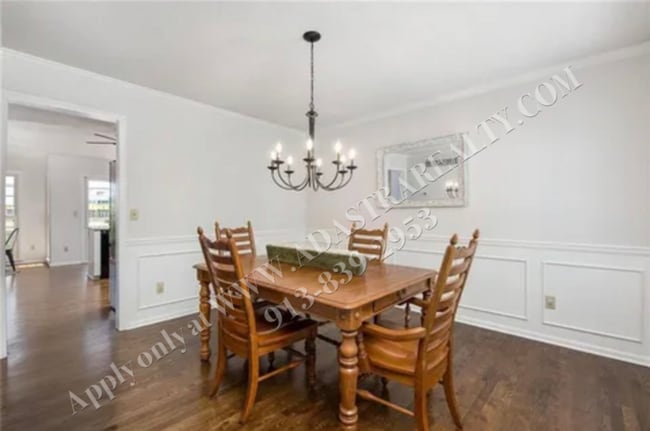 Building Photo - Classic Two Story 5 Bed 2.5 Bath Home in Blue Valley-Coming SOON!!