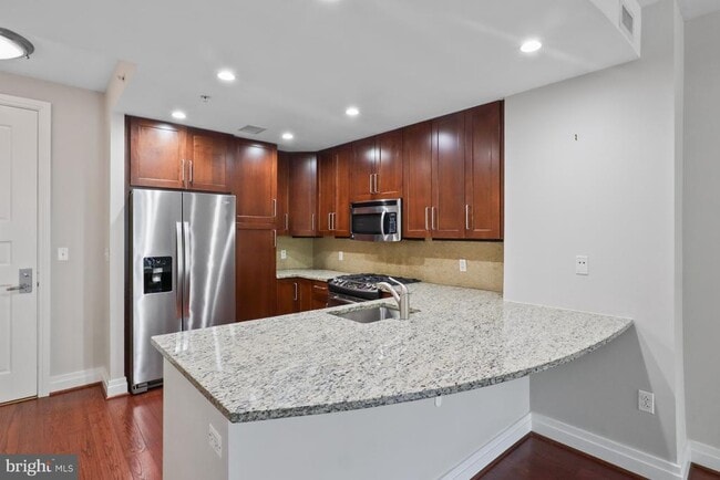 Building Photo - 8220 Crestwood Heights Dr