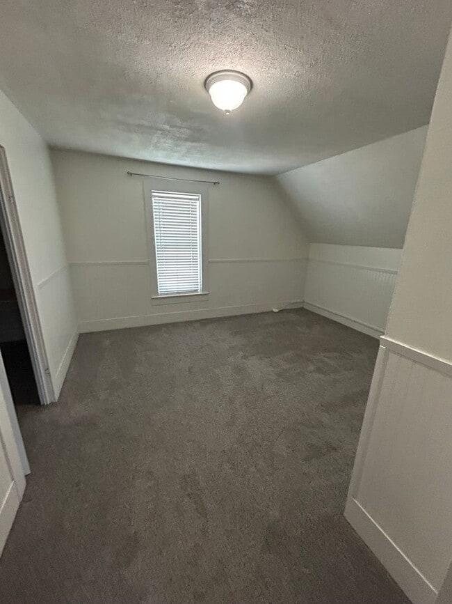 Building Photo - Beautiful 3-bedroom home with large yard