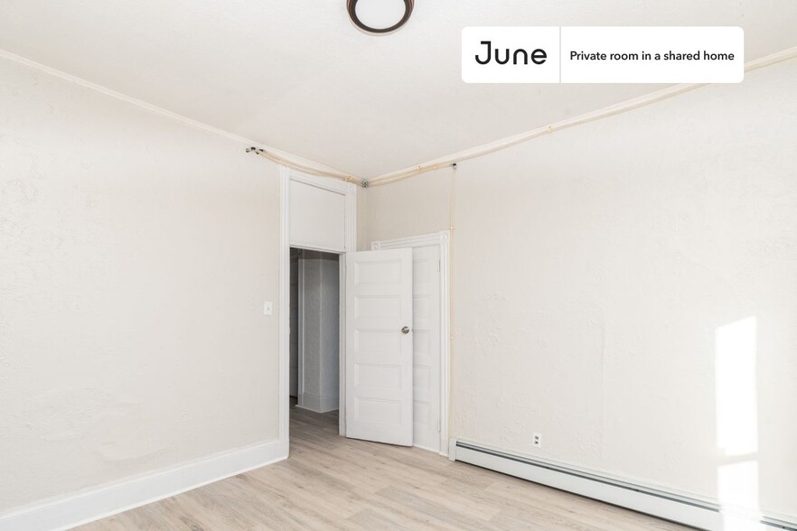 Building Photo - Private bedroom in 4 bed/1 bath Home